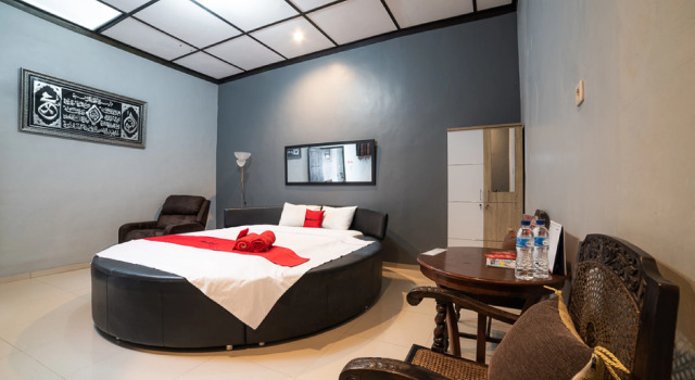 RedDoorz Syariah near RRI Malang, Book Guesthouse Guest Houses in East Java, Guesthouse