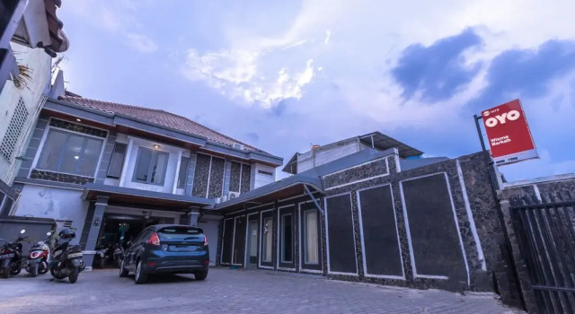 OYO 1672 Wisma Barkah, Book Hotel Hotels in Jakarta Province with Parking, Parking