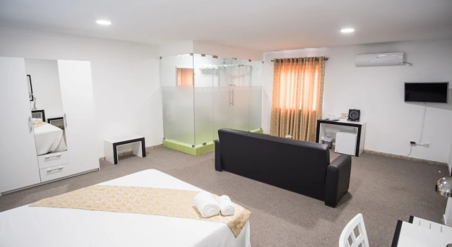 Полулюкс SH Boutique Hotel