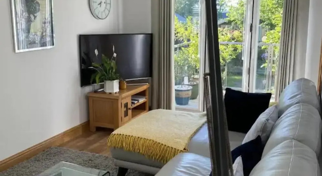 Self Contained, 2 Person dog Friendly Apartment. Free Parking