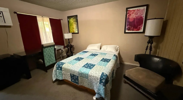 Четырёхместный номер Standard Columbia Inn Motel CA 49