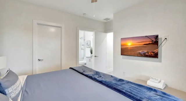 Townhome-10 mins to FTL Beach & Downtown, Забронировать Дом для отпуска Отели Форт-Лодердейл с парковкой, рядом с Театр Andrews Living Art Studio, Парковка