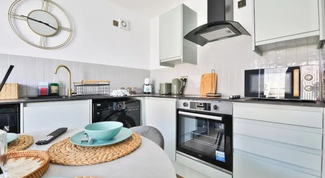 Апартаменты North Road New Luxe Flats with Parking