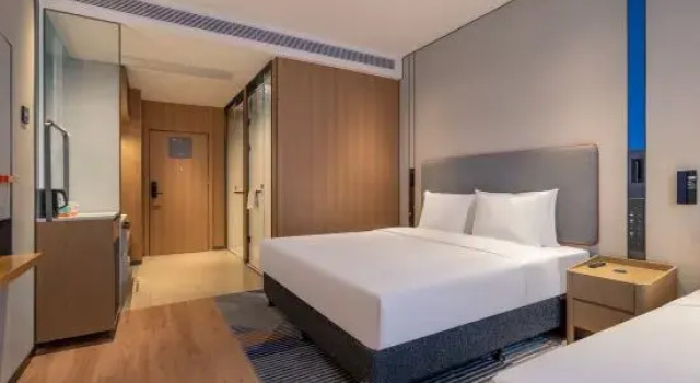 Трёхместный семейный номер Standard Holiday Inn Express Haikou World Trade Center by IHG