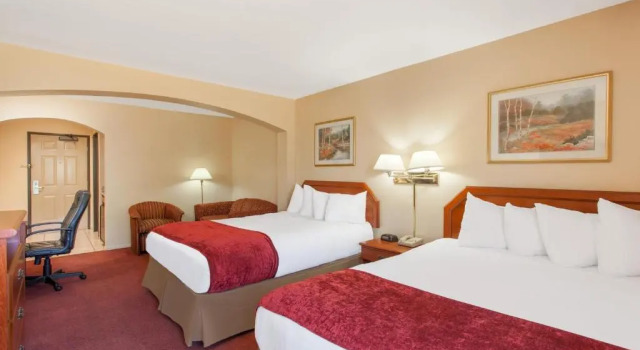 Четырёхместный номер Standard Ramada by Wyndham Fresno Northwest