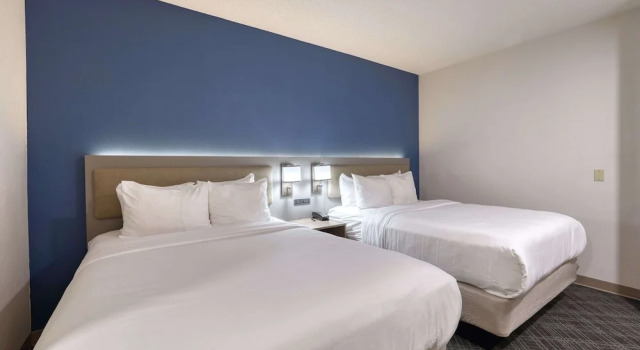 Четырёхместный номер Standard с видом на бассейн Comfort Suites Milwaukee Airport
