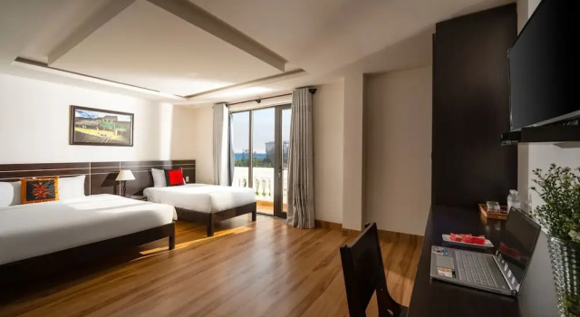 Трёхместный номер Deluxe с балконом Stayzi Hotel