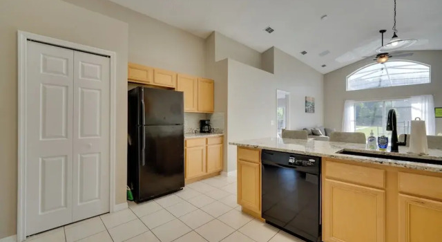 Kissimmee Getaway w/ Pool ~ 7 Mi to Disney!, Rezerwuj Dom wakacyjny Hotele w Kissimmee z parkingiem, Parking