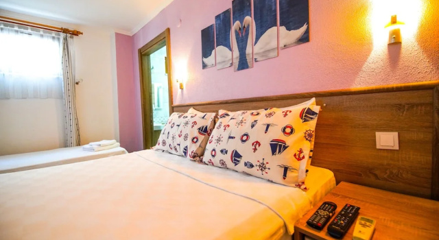 Трёхместный номер Economy Цокольный этаж ‪Bozcaada Hotel Vitis‬