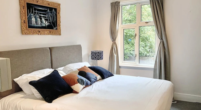 BookedUK - Large Cosy Cottage