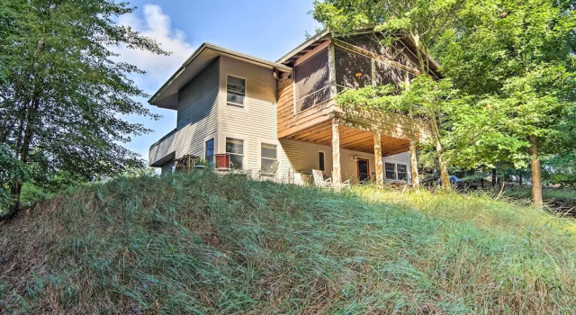 Коттедж с 3 комнатами с балконом Forested Pentwater Vacation Rental - Walk to Beach
