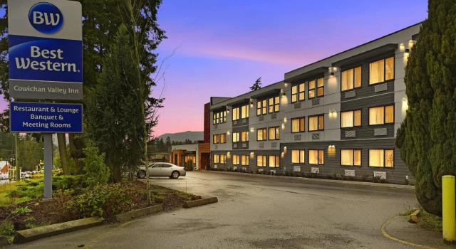 Кровать в общем номере Best Western Cowichan Valley Inn
