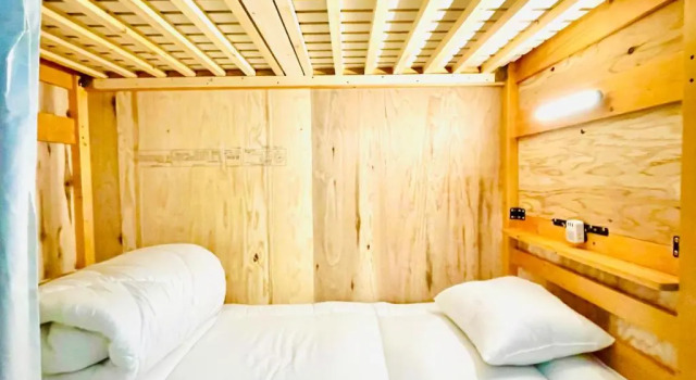 Кровать в общем номере Yellow House Niseko