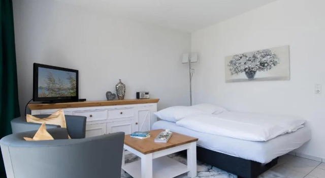 Alte Bergstrasse 6, Wohnung 2, Забронировать Отель Шарбойц Holstein Switzerland