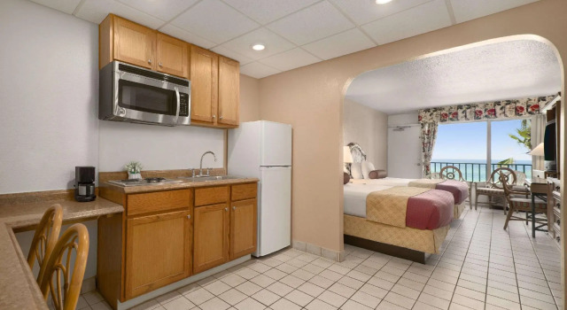 Четырёхместный номер Standard рядом с пляжем Days Inn by Wyndham Panama City Beach Beachfront Resort