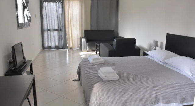 Avr Deluxe Suites 4 Airport Free Shuttle, Забронировать Апартаменты/квартира Отели Маркопоуло - Месогаиа с парковкой, Парковка