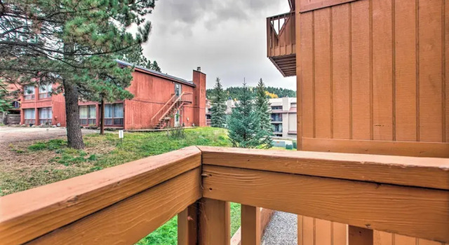 2 Blocks to Skiing & Mtb: Angel Fire Condo, Varaa Huoneisto Angel Fire 