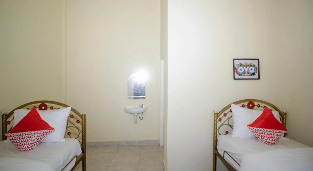 Двухместный номер Standard RedDoorz Syariah at Diva Residen Kasturi 1