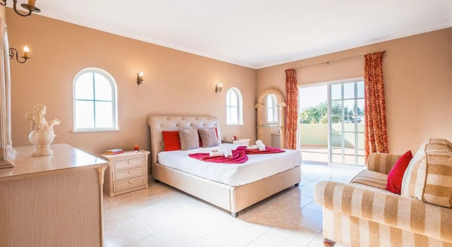 Villa San Juan - Refúgio tranquilo com piscina aquecível e jardim em Carvoeiro, Забронировать Вилла Коттеджи Карвоэйру, рядом с Praia do Vale Covo, Коттедж