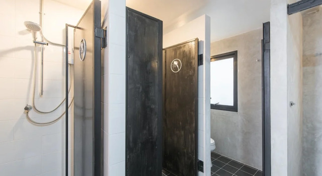 Кровать в общем номере с балконом Haus Hostel