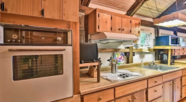 Коттедж 6 Mi to Grandfather Mtn: Lake Cottage w/ Deck