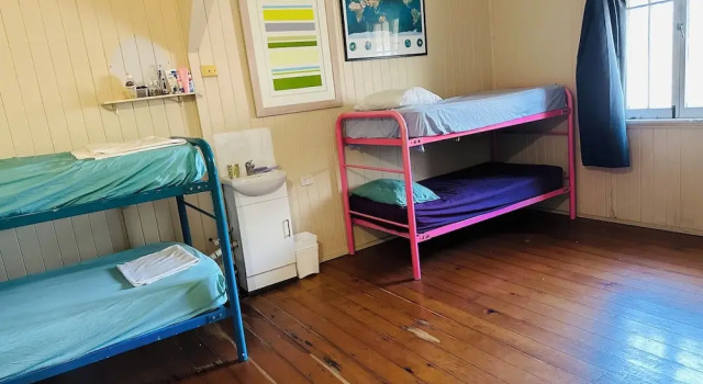 Кровать в общем номере Exchange Hotel Backpacker Resort