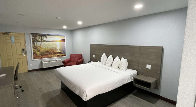 Четырёхместный номер Standard SureStay Hotel by Best Western Childress