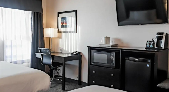 Четырёхместный номер Standard Park Inn by Radisson Edmonton Airport