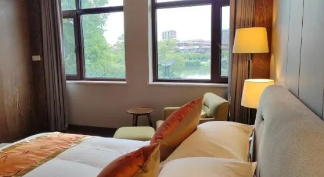 Люкс с видом на озеро Sunshine Peninsula Jinsha Hotel