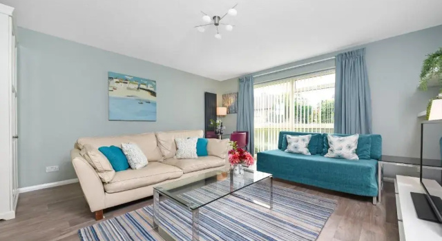 Surbiton modern 2 bedroom flat with parking, Забронировать Отель Отели Сурбитон с парковкой, Парковка
