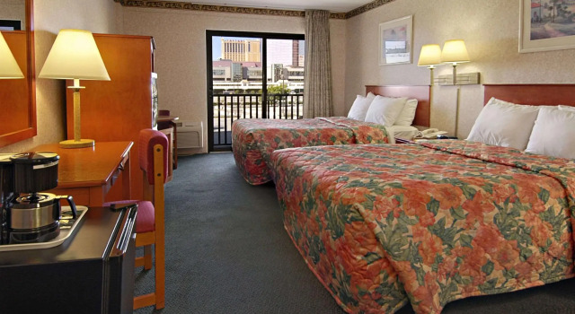 Четырёхместный номер Standard Days Inn by Wyndham Atlantic City Beachblock