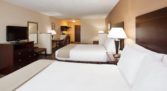 Четырёхместный номер Standard Holiday Inn Express & Suites Zanesville North by IHG