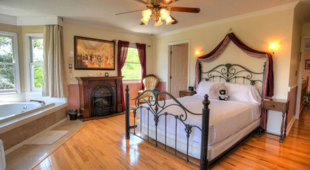 Двухместный номер Deluxe с балконом и с видом на горы Blue Mountain Mist Country Inn