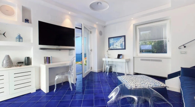 De Vivo Realty - Villa Blue Skyline