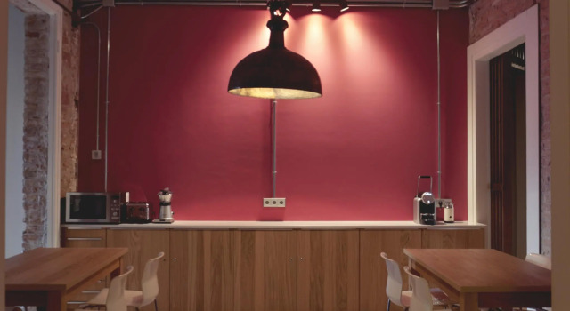 Кровать в общем номере Cosmopolitan Boutique Rambla by Blossom Hotels