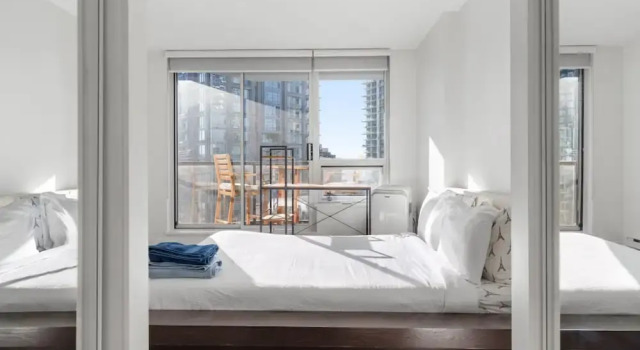 Luxe 2BR Condo w Skyline Views In-suite Laundry, Забронировать Отель Отели Ванкувера с парковкой, рядом с Торговый центр Остров Гранвиль, Парковка