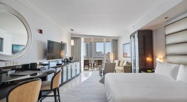 Junior Suite 2 At Sorrento Residences- Miami Beach 1 Bedroom Home by RedAwning, Varaa Huoneisto Hotellit Miami Beach uima-altaalla, Uima-allas
