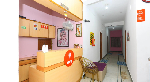OYO 10018 Hotel AKS Shelter