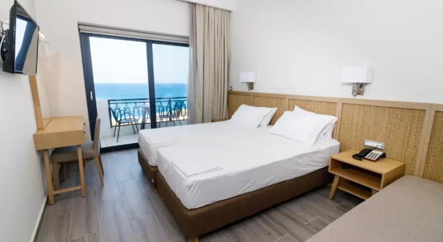 Семейный номер Standard с видом на море Elegant Beach Hotel