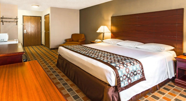 Двухместный номер Standard Super 8 by Wyndham Frankfort IN