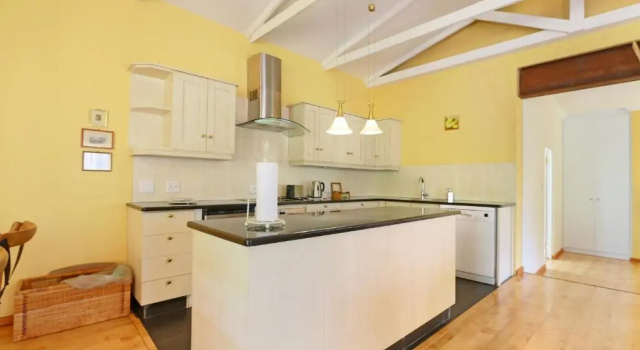 Апартаменты Deluxe Apricot Gardens Guesthouse