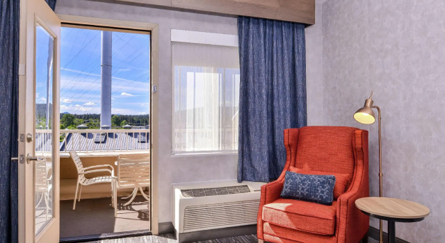 Четырёхместный номер Standard с балконом и с видом на реку Hilton Garden Inn Bend