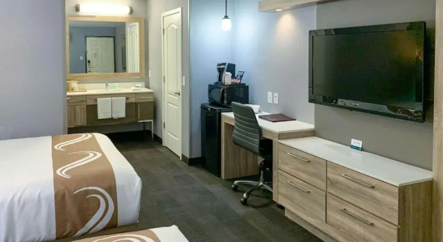 Четырёхместный номер Deluxe Quality Inn Near Chico State