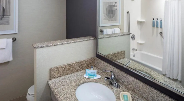 Четырёхместный номер Standard Courtyard by Marriott Charleston Downtown/Civic Center