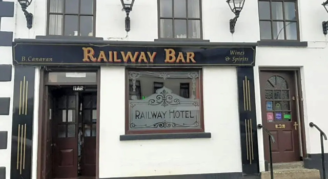 Railway Bar Accommodation, Забронировать Отель Отели Графства Лондондерри с парковкой, Парковка