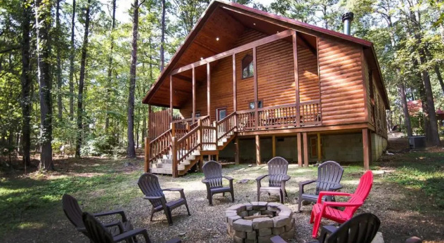New Listing! Timber Ridge Escape 3bd 2 and a half bth loft fireplace hot tub, Boek Hotel Hochatown Oklahoma