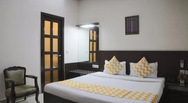 FabHotel Daffodils Inn Connaught Place, Забронировать Отель Отели Нью-Дели с парковкой, рядом с Музей Мадам Тюссо (Нью-Дели), Парковка