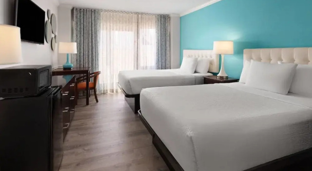 Четырёхместный номер Standard с балконом Howard Johnson Plaza by Wyndham Ocean City Oceanfront