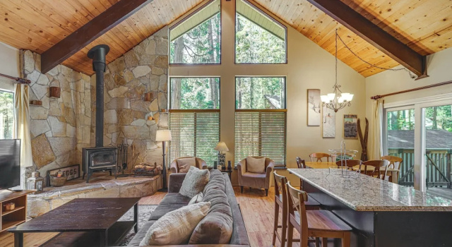 Коттедж Cabin w/ Deck & Fire Pit in Blue Lake Springs!