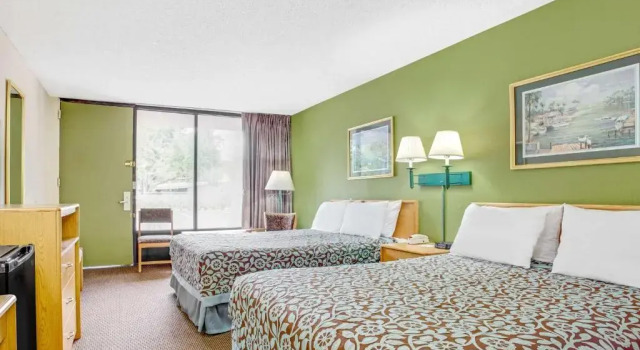 Двухместный номер Deluxe Days Inn by Wyndham Bradenton - Near the Gulf